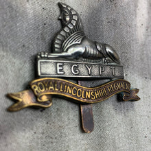 Load image into Gallery viewer, Original WW1 British Army Royal Lincolnshire Regiment Cap Badge
