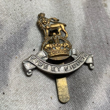 Lade das Bild in den Galerie-Viewer, Original WW2 British Army Royal Army Pay Corps Cap Badge
