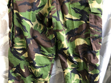 Load image into Gallery viewer, Size 75/80/96 - Vintage British Army DPM Lightweight Combat Trousers
