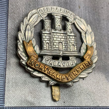 Charger l&#39;image dans la galerie, Original WW2 British Army Northamptonshire Regiment Cap Badge
