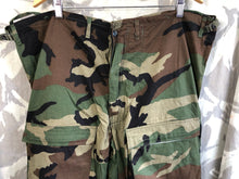 Charger l&#39;image dans la galerie, Genuine US Army Camouflaged Overgarment Protective - XLarge - 48&quot; Waist
