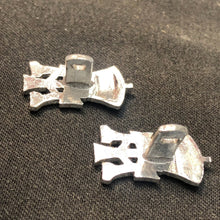 Lade das Bild in den Galerie-Viewer, Original British Collar Badge Pair - Green Howards - The Militaria Shop
