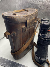 Charger l&#39;image dans la galerie, Original British Army Pair of 1942 Prismatic Binoculars in Case - WD Marked
