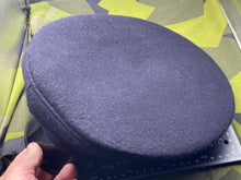 Lade das Bild in den Galerie-Viewer, Original British Army Peaked Cap- Size 59cm - The Militaria Shop
