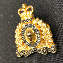 Load image into Gallery viewer, Genuine Canadian Army Cap Badge - Army Apprentices School - The Militaria Shop
