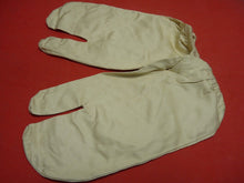 Load image into Gallery viewer, Original WW2 British Army Gunners Winter White Gloves - Dated 1942
