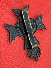 Charger l&#39;image dans la galerie, Original WW1 British Army Queen&#39;s Westminsters Rifle Regiment Cap Badge
