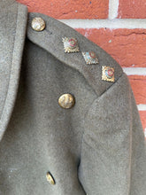 Charger l&#39;image dans la galerie, Original WW2 British Army Officers Greatcoat Captain Named 1941 Dated -42&quot; Chest
