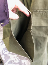 Lade das Bild in den Galerie-Viewer, Genuine British Army OD Green Fatigue Combat Trousers - Size 01 - 26&quot; Waist

