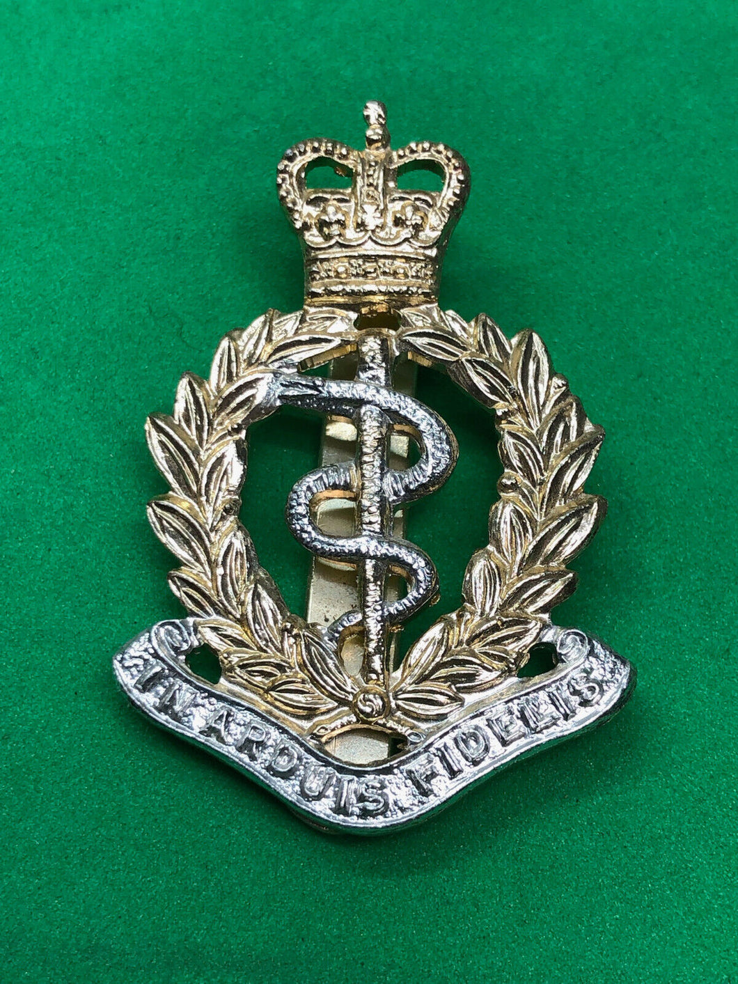 Originales Mützenabzeichen des Royal Army Medical Corps der britischen Armee