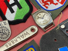 Load image into Gallery viewer, Mixed Group of Militaria - Badges, Epaulettes etc
