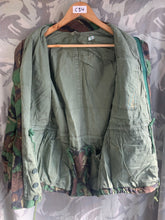 Lade das Bild in den Galerie-Viewer, Originale Kampfjacke im Camouflage-Muster DPM 1968 der britischen Armee – Größe 36&quot; 
