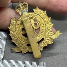 Lade das Bild in den Galerie-Viewer, Rocky Mountain Rangers - Kloshe Nanitch - Genuine Canadian Army Cap Badge
