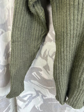 Lade das Bild in den Galerie-Viewer, Genuine British Army Man&#39;s Heavy Jersey Olive Drab Pull Over - Size 1- 30&quot; Chest
