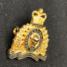 Load image into Gallery viewer, Genuine Canadian Army Cap Badge - Army Apprentices School - The Militaria Shop
