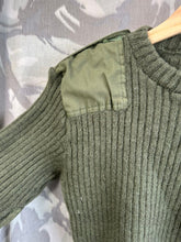 Lade das Bild in den Galerie-Viewer, Echter schwerer Pullover aus olivgrünem Jersey für Herren der britischen Armee – Größe 4 – 86,4 cm Brustumfang 
