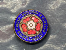 Charger l&#39;image dans la galerie, Original British Great Britain &amp; Ireland Ladies Circle Enamel Membership Badge
