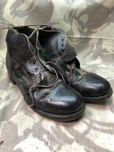 Lade das Bild in den Galerie-Viewer, Original British Army Hobnailed Soldiers Ankle Ammo Boots WW2 Style - Size 9L
