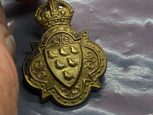 Load image into Gallery viewer, Original WW1 British Army Sussex Imperial Yeomanry Cap Badge - Circa 1899-1908

