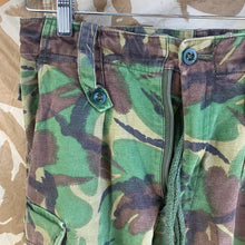 Charger l&#39;image dans la galerie, British Army DPM Camouflaged Temperate Trousers - 75/80/96 - Vintage Clothing
