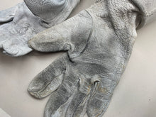 Lade das Bild in den Galerie-Viewer, Genuine British Army Household Cavalry White Leather Gauntlet Parade Gloves
