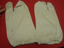 Load image into Gallery viewer, Original WW2 British Army Gunners Winter White Gloves - Dated 1941
