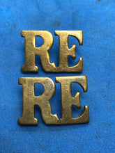 Charger l&#39;image dans la galerie, Original Pair of WW1/WW2 Brass British Army Shoulder Title - RE Royal Engineers
