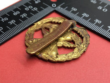 Charger l&#39;image dans la galerie, Genuine Kuwait Army Cap Badge
