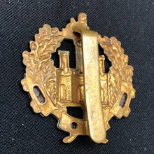 Lade das Bild in den Galerie-Viewer, Genuine WW2 British Army Brass Cap Badge - Essex Regiment - The Militaria Shop
