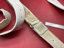 Charger l&#39;image dans la galerie, Original British Army White Buff Leather Guards Belt with Brass Loops
