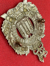 Lade das Bild in den Galerie-Viewer, British Army King&#39;s Own Scottish Borders Queen&#39;s Crown Cap Badge
