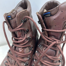 Lade das Bild in den Galerie-Viewer, British Army Surplus Defender Brown Leather Combat Boots - Altberg Size UK 9 M - The Militaria Shop
