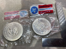 Lade das Bild in den Galerie-Viewer, 2 x US Mint Vintage - THE WHITE HOUSE Dollars - in Original Sleeves and Packet
