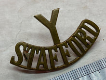 Charger l&#39;image dans la galerie, Original WW1 British Army Stafford Yeomanry Brass Shoulder Title

