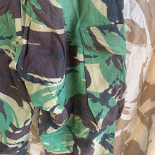 Lade das Bild in den Galerie-Viewer, British Army DPM Camouflaged Temperate Trousers - 76/80/96 - Vintage Clothing
