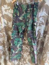 Lade das Bild in den Galerie-Viewer, British Army DPM Camouflaged Temperate Trousers - 80/80/96 - Vintage Clothing
