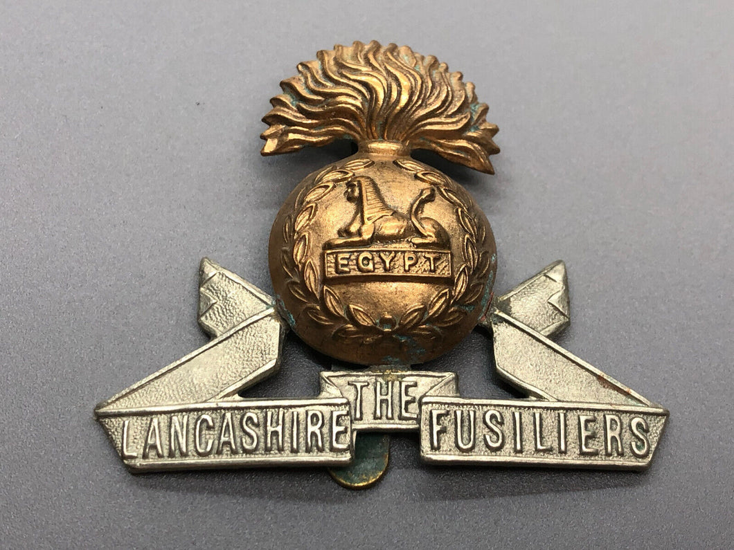 Originales Mützenabzeichen des Lancashire Fusiliers Regiments der britischen Armee aus dem 2. Weltkrieg