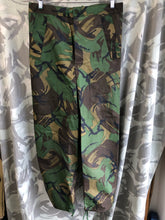 Lade das Bild in den Galerie-Viewer, Genuine British Army DPM Camouflage Waterproof Trousers - Leg 70cm Waist 80cm
