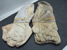 Load image into Gallery viewer, Original WW2 Pattern British Army White Camouflaged Gloves / Gunners Mittens
