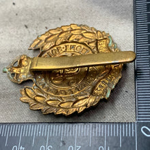 Lade das Bild in den Galerie-Viewer, Original WW2 British Army GV Royal Engineers Cap Badge
