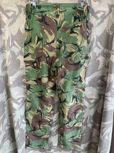 Lade das Bild in den Galerie-Viewer, British Army DPM 1968 Pattern Camouflaged Combat Trousers - Size 30&quot; Waist
