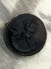 Charger l&#39;image dans la galerie, Original WW1 / WW2 British Army Light Infantry Button Brooch
