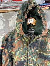 Lade das Bild in den Galerie-Viewer, Genuine German Army Flecktarn Camouflaged Combat Smock / Parka - 46&quot; Chest
