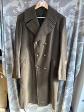 Lade das Bild in den Galerie-Viewer, Original WW2 Canadian Army Officers Warrant Officer WO2 Greatcoat - 38&quot; Chest
