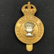 Charger l&#39;image dans la galerie, Genuine WW2 British Army Brass Cap Badge - Army Catering Corps - The Militaria Shop
