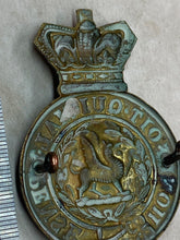 Lade das Bild in den Galerie-Viewer, British Army Victorian Crown Welsh Regiment of Foot Cap Badge

