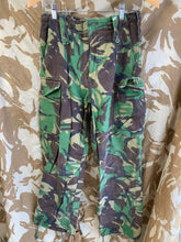 Charger l&#39;image dans la galerie, British Army DPM Camouflaged Temperate Trousers - 75/76/92 - Vintage Clothing
