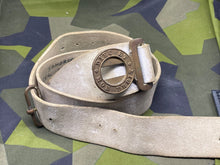 Charger l&#39;image dans la galerie, Original British Army Buff White Leather Belt - Somerset LI TA Marked- 36&quot; Waist - The Militaria Shop
