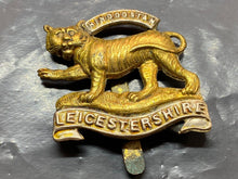 Lade das Bild in den Galerie-Viewer, Original British Army WW1 Leicestershire Regiment Cap Badge
