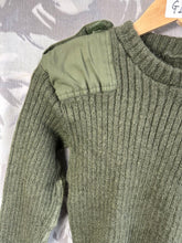 Charger l&#39;image dans la galerie, Genuine British Army Man&#39;s Heavy Jersey Olive Drab Pull Over - Size 32&quot; Chest
